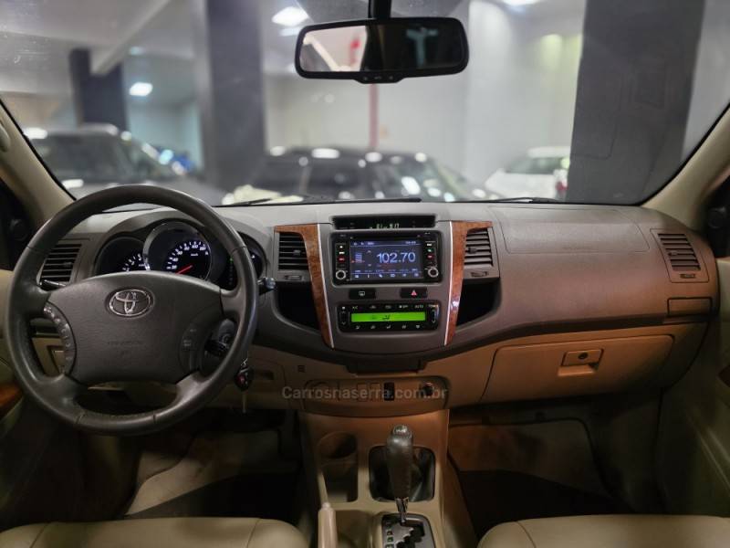 TOYOTA - HILUX SW4 - 2008/2009 - Prata - R$ 119.900,00
