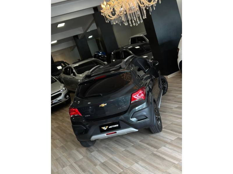 CHEVROLET - ONIX - 2018/2019 - Cinza - R$ 79.900,00