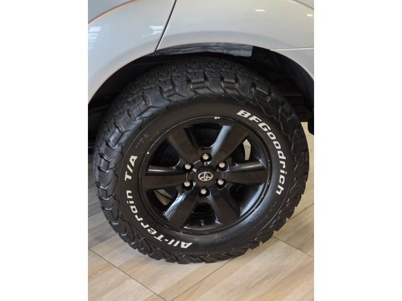 TOYOTA - HILUX SW4 - 2008/2009 - Prata - R$ 119.900,00