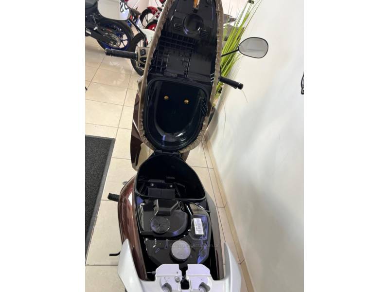 HONDA - BIZ 125 - 2021/2021 - Marrom - R$ 16.500,00