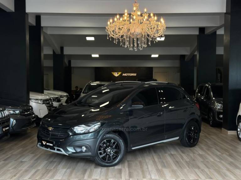 CHEVROLET - ONIX - 2018/2019 - Cinza - R$ 79.900,00