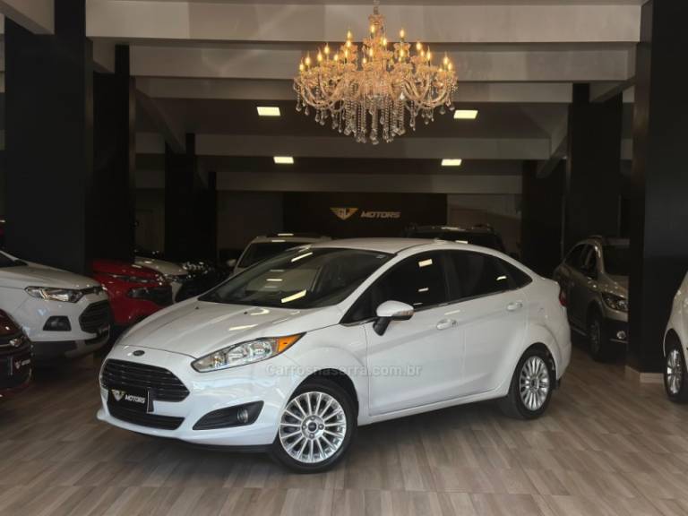 FORD - FIESTA - 2015/2016 - Branca - R$ 60.900,00