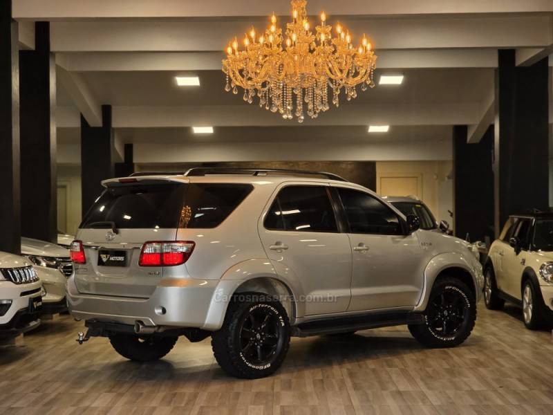 TOYOTA - HILUX SW4 - 2008/2009 - Prata - R$ 119.900,00