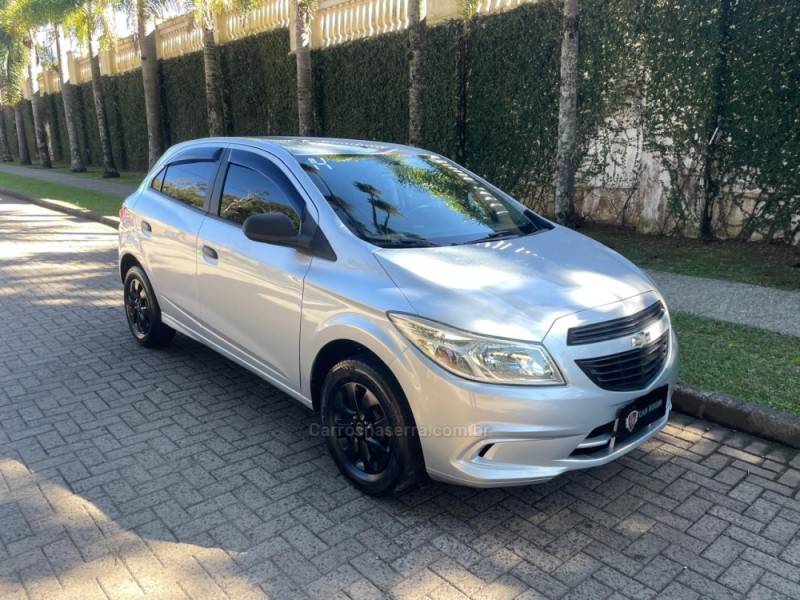 CHEVROLET - ONIX - 2014/2014 - Prata - R$ 44.900,00