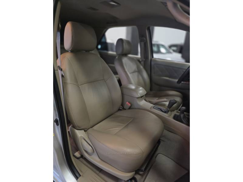 TOYOTA - HILUX SW4 - 2008/2009 - Prata - R$ 119.900,00