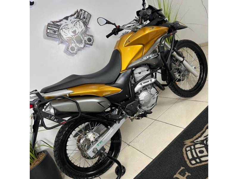 HONDA - XRE 300 - 2011/2011 - Amarela - R$ 18.900,00